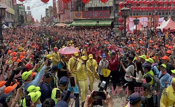 白沙屯媽祖、山邊媽祖鑾駕抵達北港朝天宮 數十萬信徒齊聲高喊「進哦!」