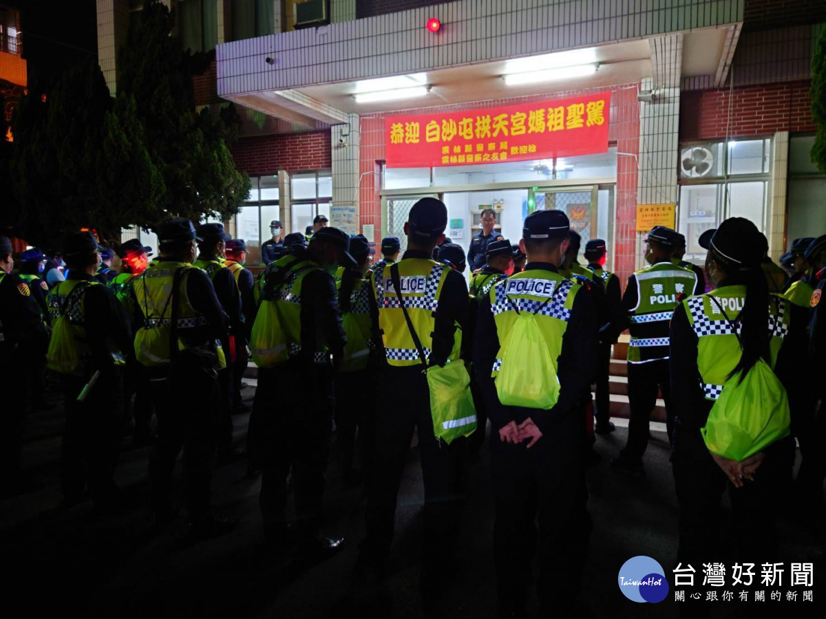 分局長李宗儒率領全體同仁恭迎白沙屯媽祖鑾轎／警方提供