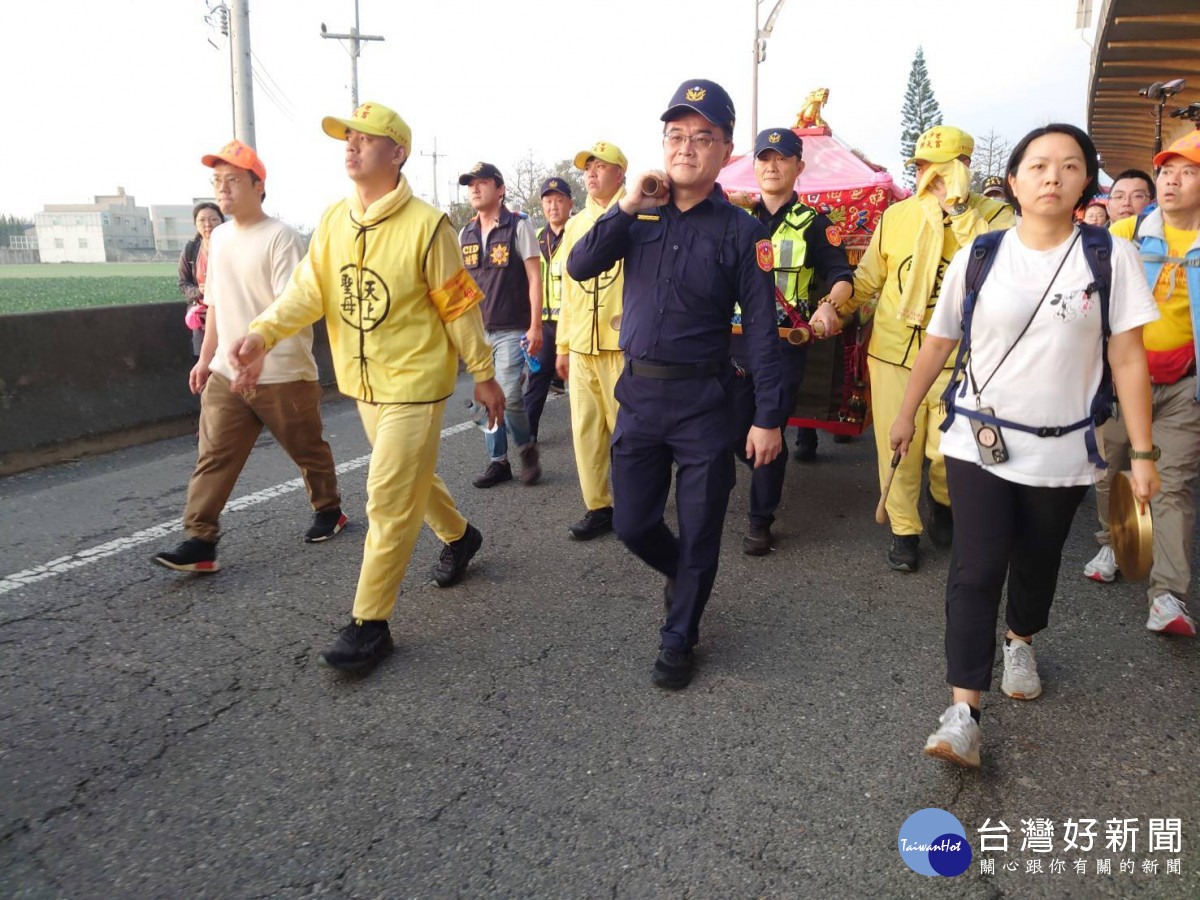 分局長李宗儒率領全體同仁恭迎白沙屯媽祖鑾轎/警方提供