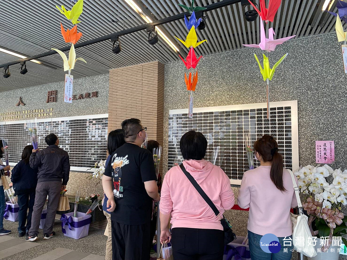 校內「遺愛人間」紀念牌滿溢家屬思念之情(一)