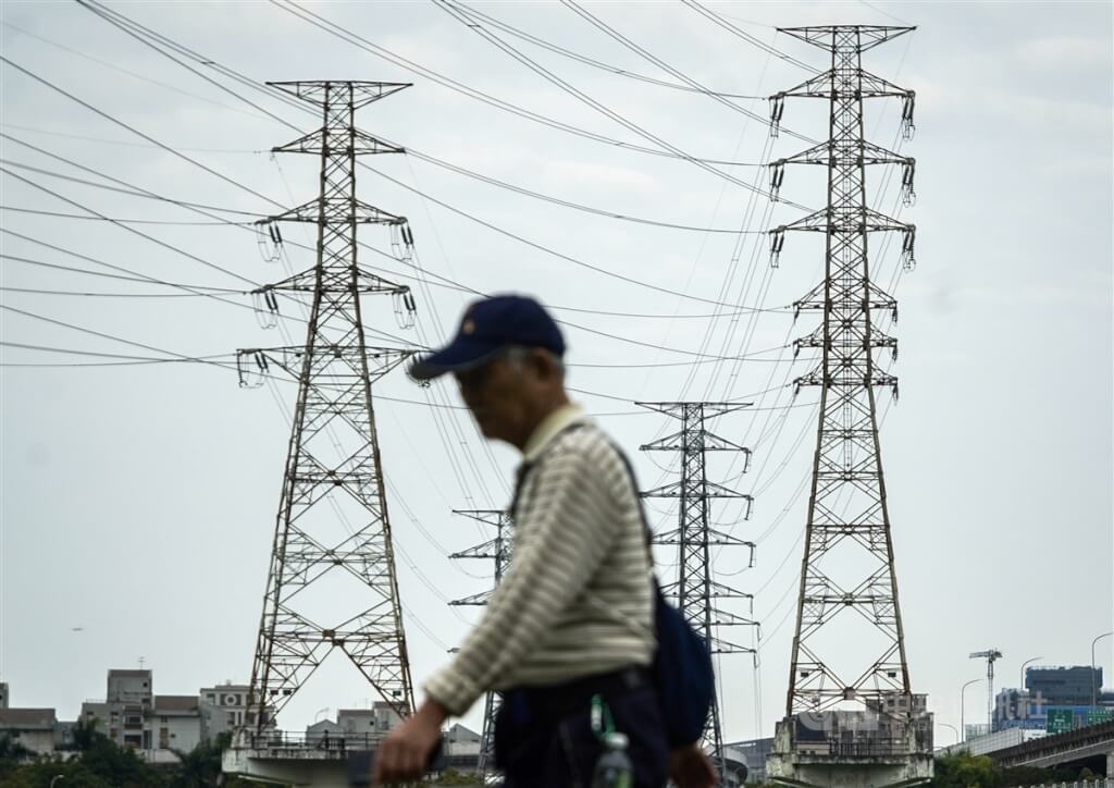 經濟部電價費率審議會22日決議,4月起電價平均調幅約11%,每度電價格升至新台幣3.45元。中央社