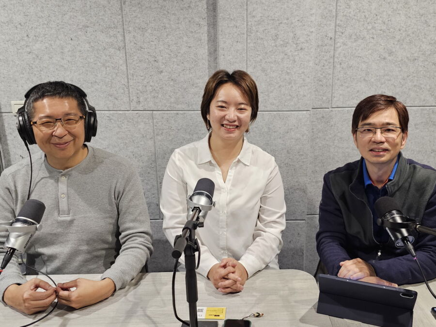 圖/民進黨新北市議員黃淑君接受《艾瑞克in新聞》專訪時揭露,新北市國民黨議員因採書面質詢的方式,導致全體的議員都被扣薪水。(艾瑞克in新聞攝)