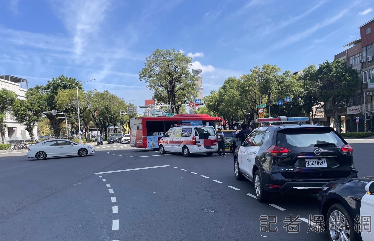 高雄,救護車,計程車,路口,未注意,車禍