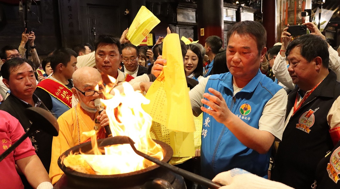 拱天宮媽祖24日凌晨北港朝天宮「刈火」 媽祖萬年香火流傳不息