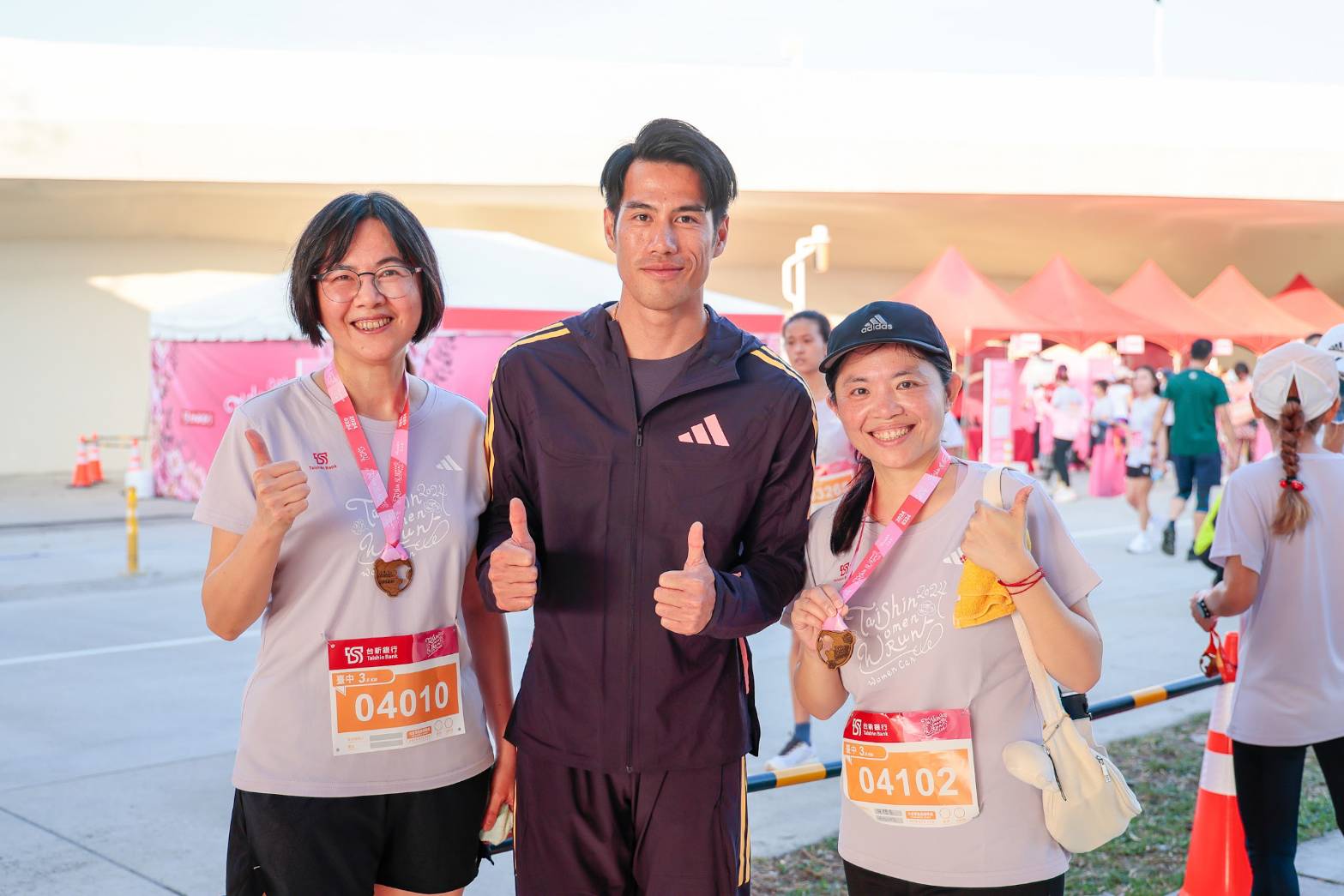 ▲最速男楊俊瀚現身為女孩們加油 adidas最強配速團貼心護航陪伴完賽   這是場「WOMEN ONLY」的路跑賽，大多數男性朋友能做的就是在一旁加油、貼心為女孩遞水和毛巾。賽事訓練夥伴adidas特別邀請贊助選手「臺灣最速男」楊俊瀚到場為10.2公里組鳴槍，並在終點處迎接完賽選手，為女孩們掛上完賽獎牌給予祝賀。(圖/創新聞記者陳光蘊翻攝)