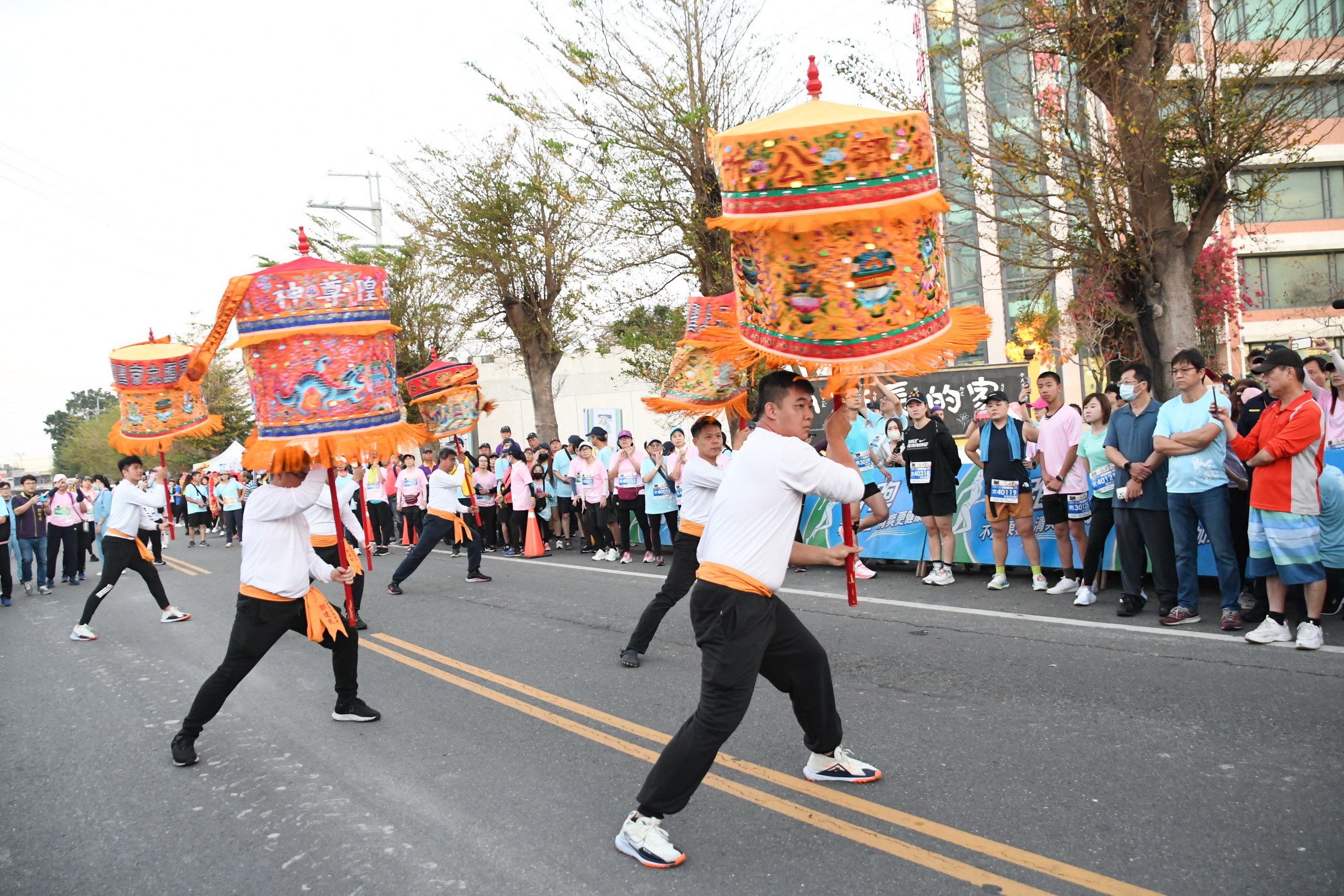 ▲埔鹽鄉順澤宮「邁向冠軍之路」祈福路跑開跑，由彰化縣長王惠美、埔鹽鄉長許文萍和順澤宮主委魏信顧等人共同鳴槍起跑，神轎也伴隨著選手們一同前行。（記者張溎壕攝）