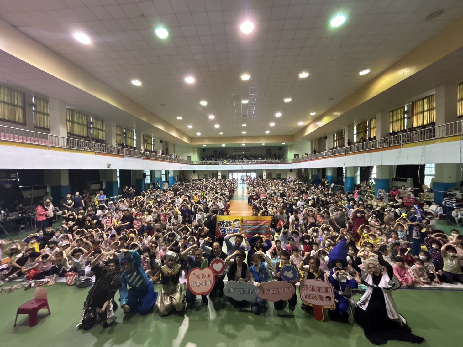 ▲彰化囝仔好幸福─113年親子劇場鄉鎮巡演活動，來到社頭囉！邀請蘋果劇團演出《吉恩的太空冒險》在社頭國小演出，小朋友們雀躍不已。（記者張溎壕攝）