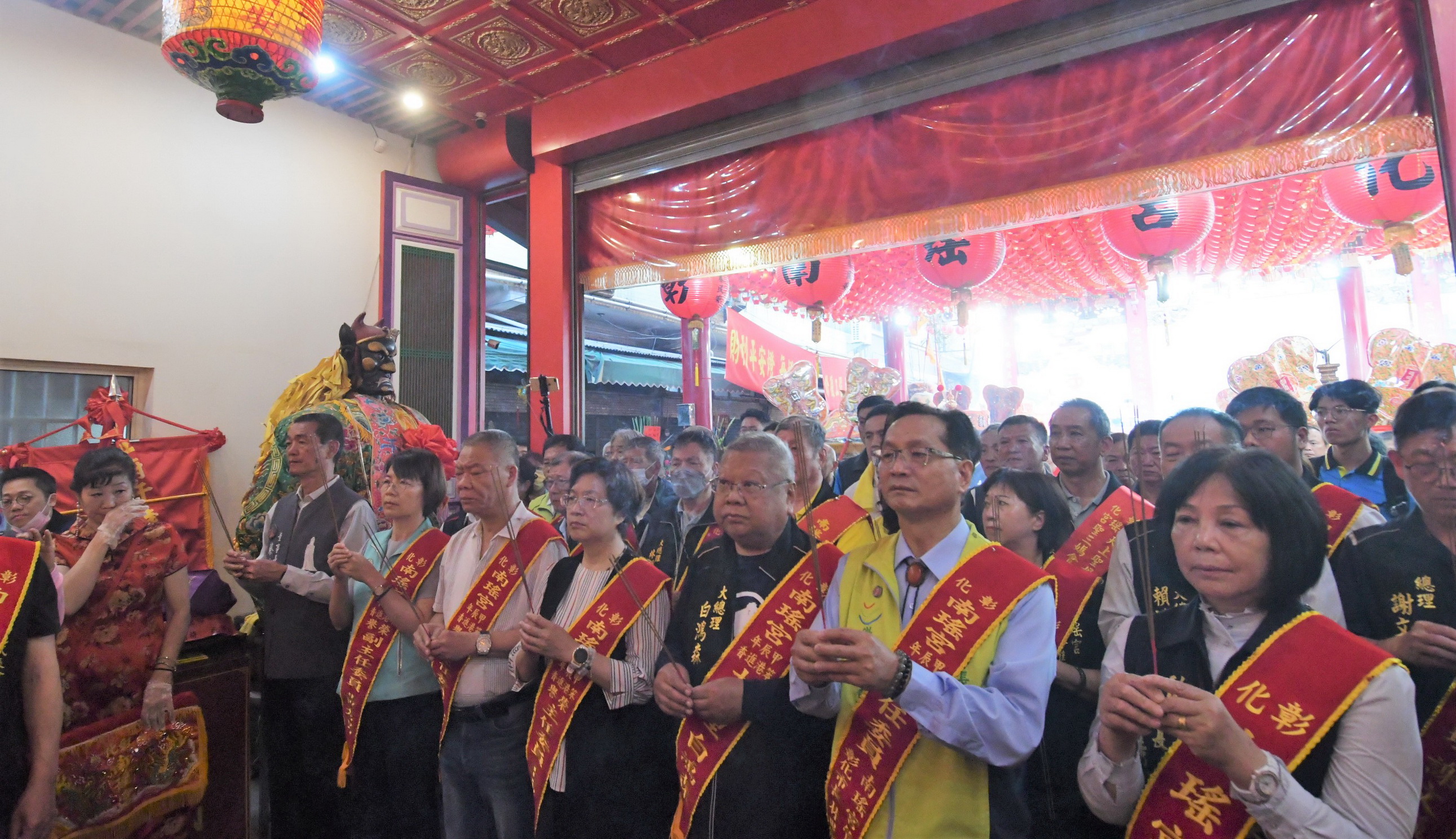 ▲彰化南瑤宮笨港進香潦溪活動舉行隆重起駕典禮,請神登轎並點燃起馬炮之後正式起駕,隨即展開為期八天七夜的「徒步百年古香路」進香之旅。(記者張溎壕攝)