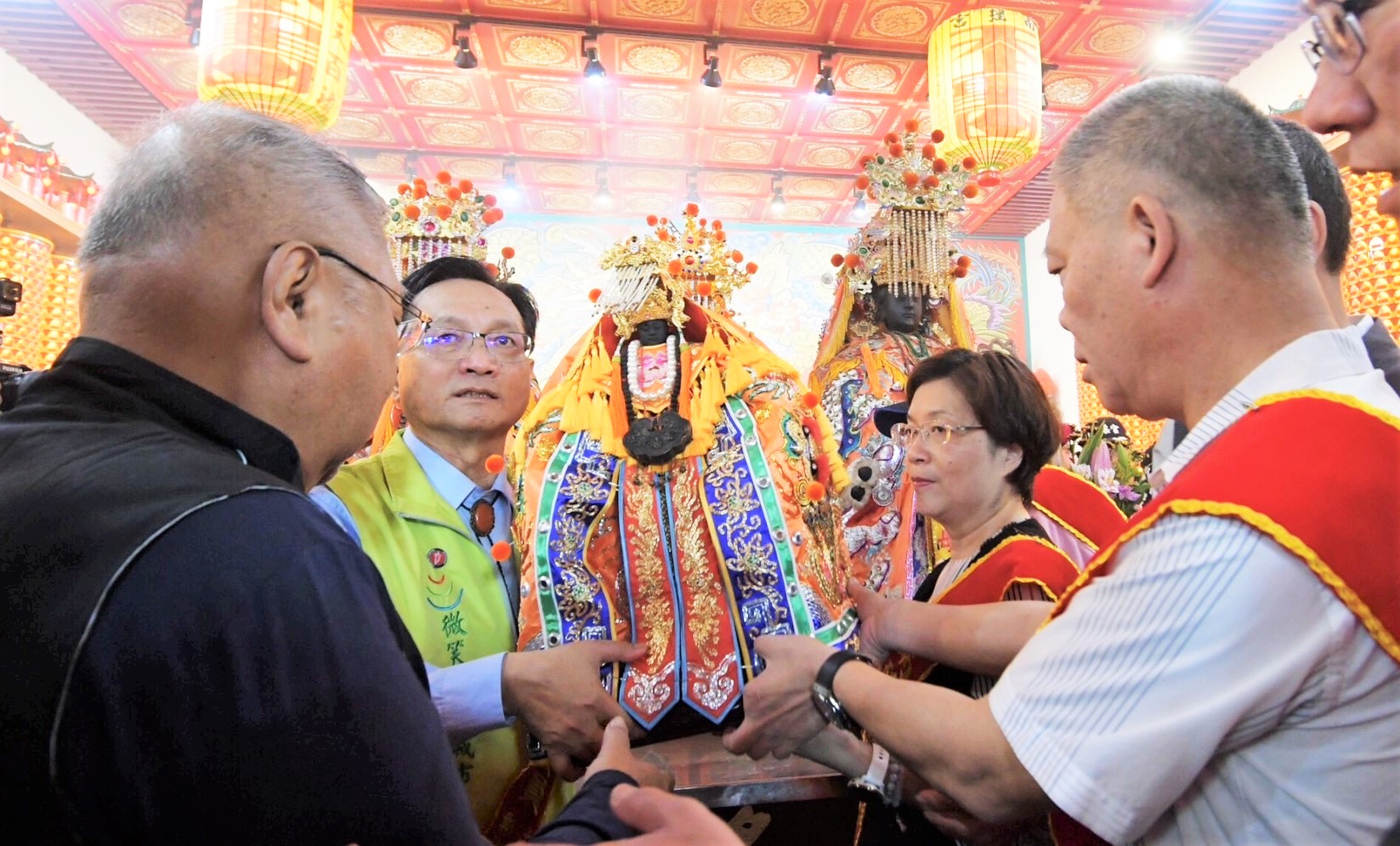 ▲彰化南瑤宮笨港進香潦溪活動舉行隆重起駕典禮，請神登轎並點燃起馬炮之後正式起駕，隨即展開為期八天七夜的「徒步百年古香路」進香之旅。（記者張溎壕攝）