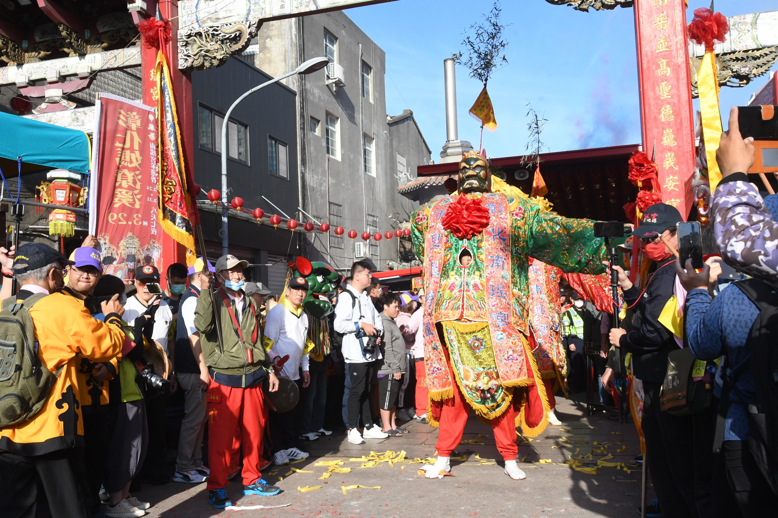 ▲彰化南瑤宮笨港進香潦溪活動舉行隆重起駕典禮，請神登轎並點燃起馬炮之後正式起駕，隨即展開為期八天七夜的「徒步百年古香路」進香之旅。（記者張溎壕攝）