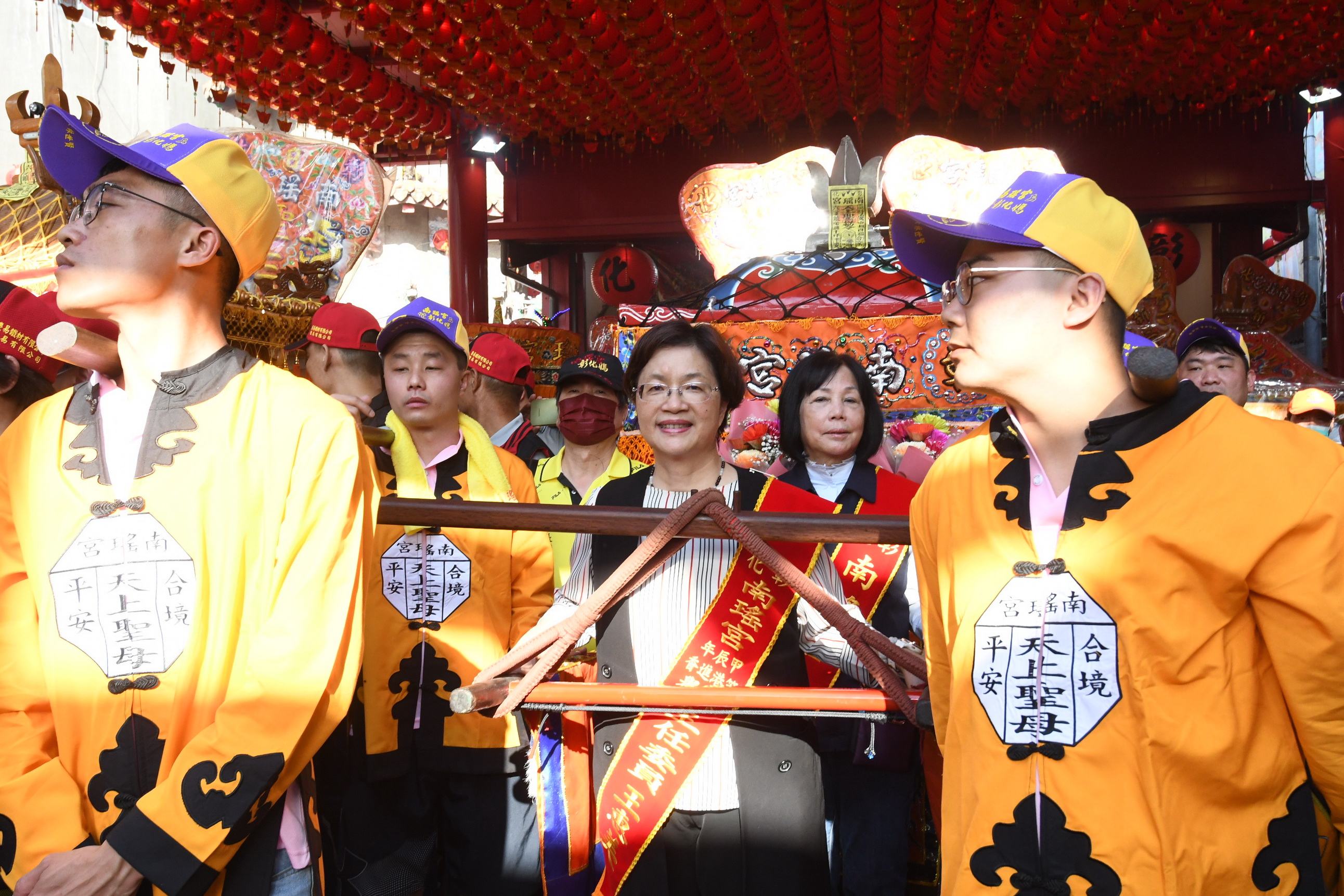 ▲彰化南瑤宮笨港進香潦溪活動舉行隆重起駕典禮，請神登轎並點燃起馬炮之後正式起駕，隨即展開為期八天七夜的「徒步百年古香路」進香之旅。（記者張溎壕攝）