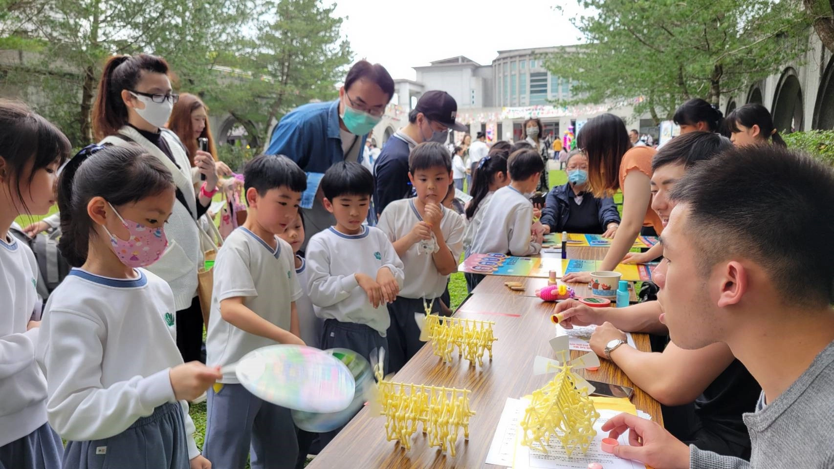 透過風力仿生獸讓學生實際體驗風力發電的神奇,提倡淨零碳排的觀念。