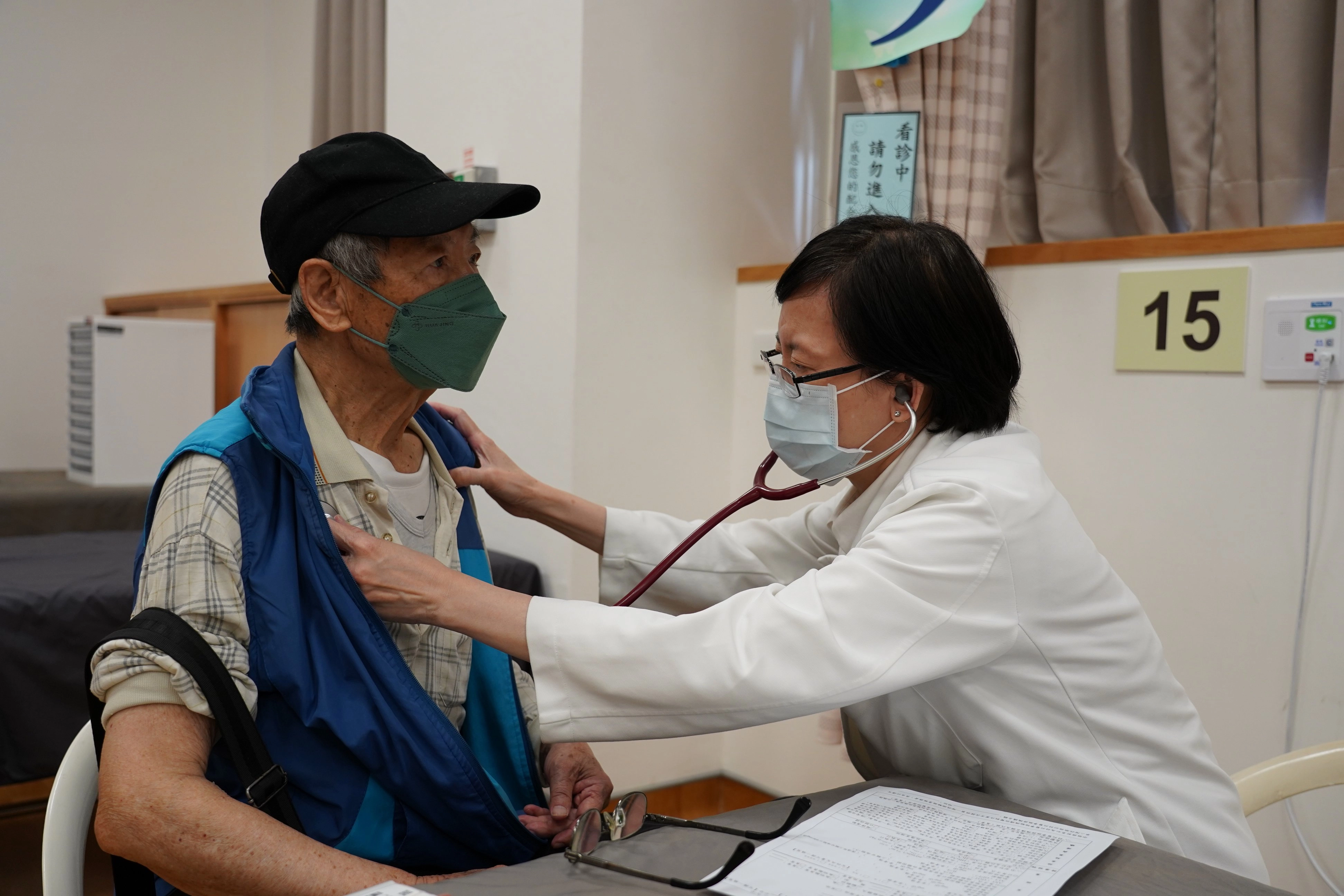 適逢世界結核病日,台中慈濟醫院胸腔內科張尚妙醫師(右)呼籲鄉親定期做胸部X光篩檢,可及早發現危險因子。