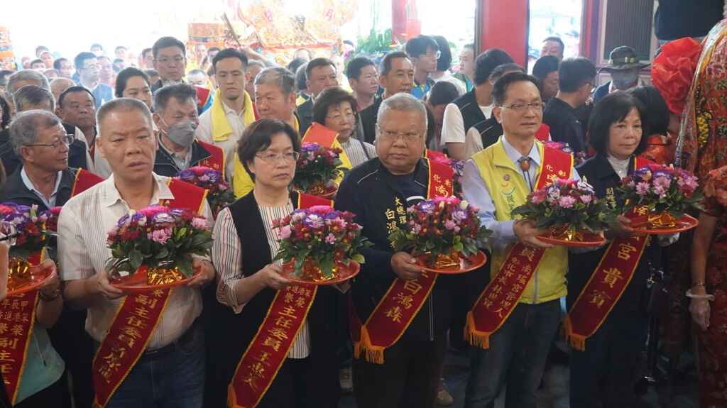 ▲南瑤宮笨港進香潦溪活動,彰化縣長王惠美、南瑤宮管理人市長林世賢、進香大總理白鴻森、立委黃秀芳、縣議會副議長許原龍、彰化市民代表會主席陳文賓等人,共同舉行隆重的起駕典禮後,進香隊伍正式開拔。(記者林明佑攝)