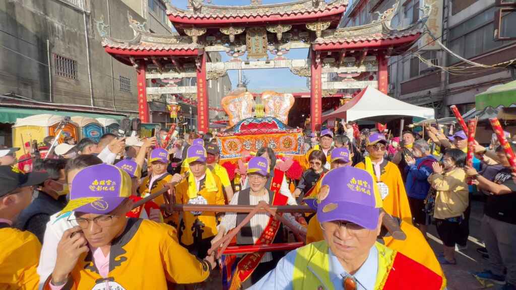 ▲彰化南瑤宮媽祖「徒步百年古香路」笨港進香潦溪活動,在信眾簇擁及陣頭引領下, 今天上午起駕, 展開八天七夜徒步百年古香路。(記者林明佑攝)