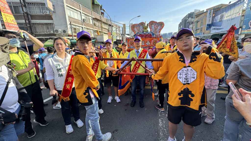 ▲彰化南瑤宮媽祖「徒步百年古香路」笨港進香潦溪活動,在信眾簇擁及陣頭引領下, 今天上午起駕, 展開八天七夜徒步百年古香路。(記者林明佑攝)