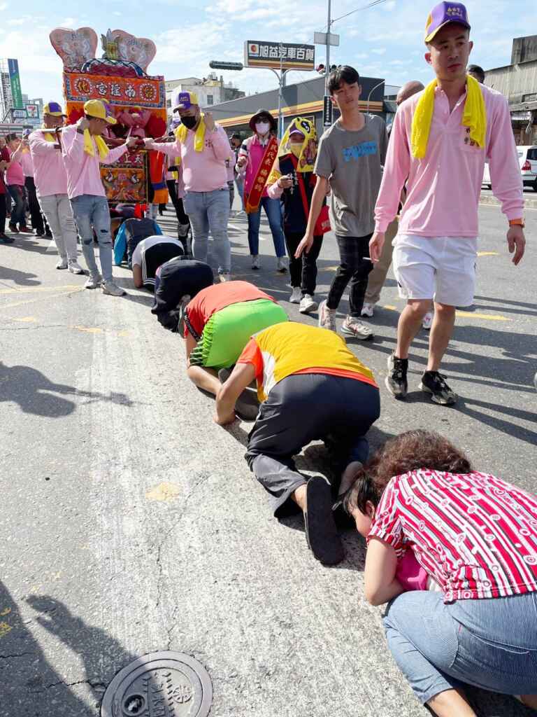 ▲南瑤宮笨港進香起駕行經彰化市中央路郵局前信眾躦轎腳祈求庇佑。(記者林明佑翻攝)