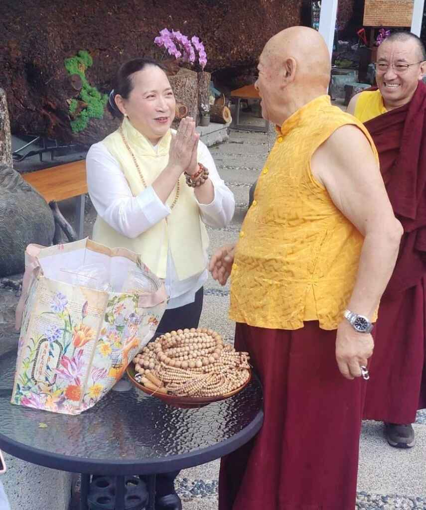 ▲何續華將倒塌的千年神木枝節部分製成佛珠與法王信眾結緣。(記者林明佑翻攝)
