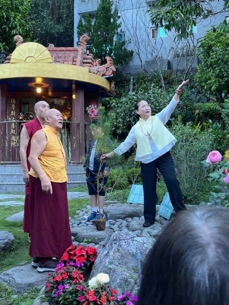 ▲直貢澈贊法王受邀為神木谷祈福。(記者林明佑翻攝)