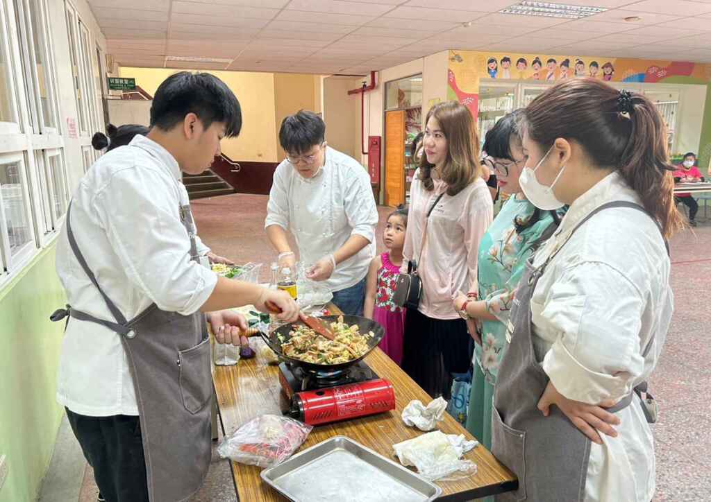 ▲因應近日部分市售辣椒粉及相關製品引發蘇丹紅食安風波,臺南市教育局舉辦「吃香喝辣」研習系列活動,鼓勵新住民家庭與孩子共同親手調理當季食材。(台南市政府提供)