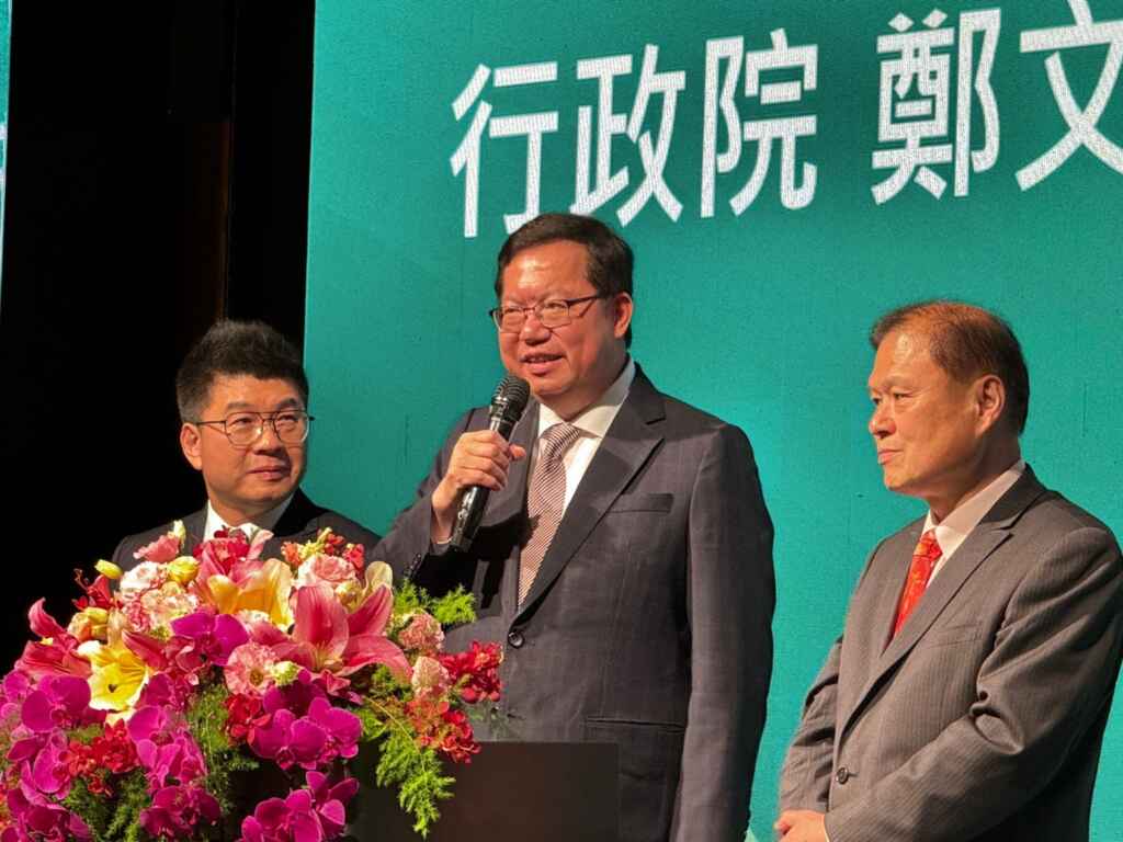 ▲全國補教總會長交接,行政院副院長鄭文燦到場致詞。(記者林明佑翻攝)