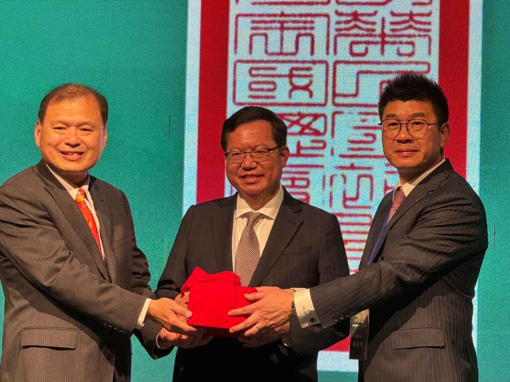 ▲全國補教總會新任總會長楊佳叡(右)與卸任總會長丘昌其(左)交接印信。(記者林明佑翻攝)
