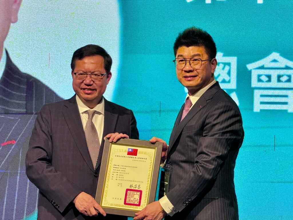▲全國補教總會第十一屆新任總會長楊佳叡(右)由行政院副院長鄭文燦授證。(記者林明佑翻攝)