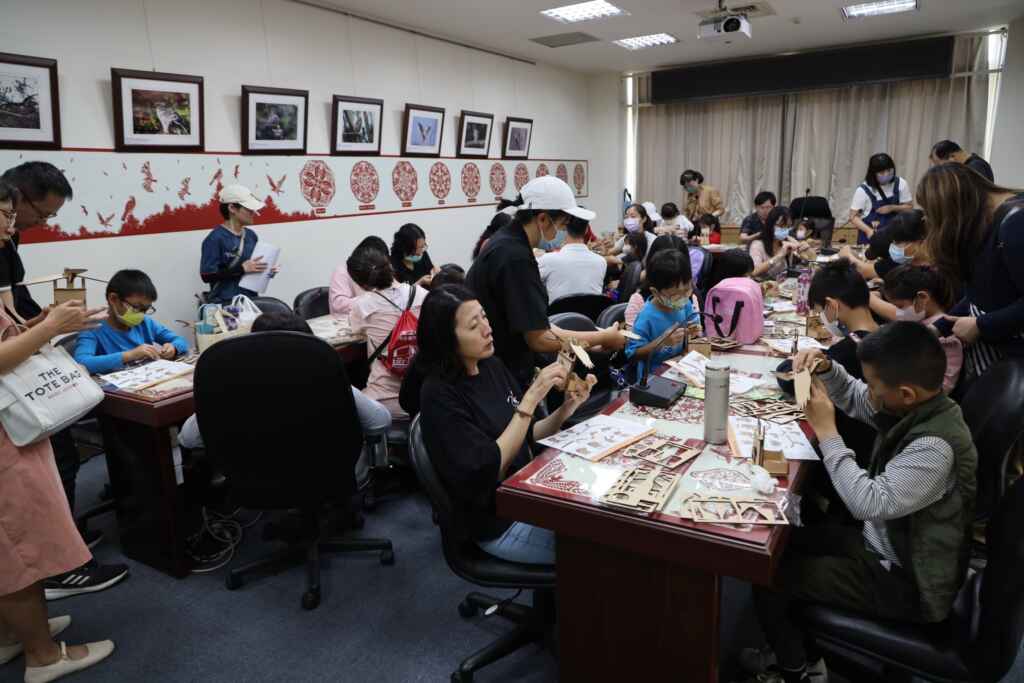 ▲限量灰面鵟鷹文具盒DIY體驗活動,一大早小朋友們就大排長龍爭著報名,熱鬧不已。(參山處提供)