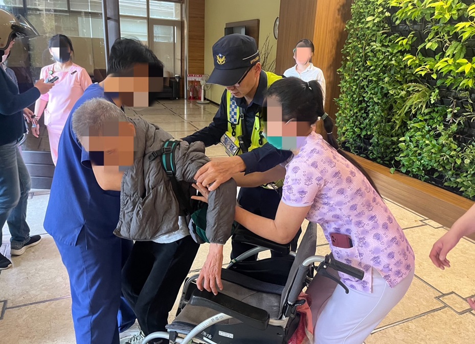 ▲圖說:林姓老翁在員警的協助下,平安回到居住的護理之家 (圖/台中市政府提供)