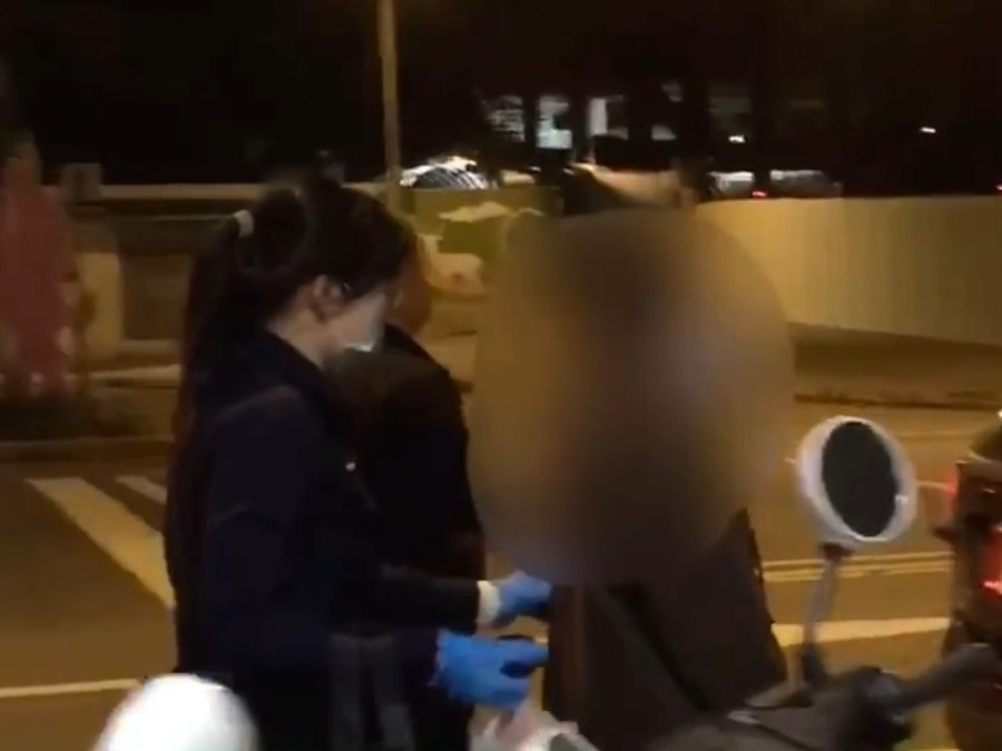 摸走攤商財物 巡邏警眼尖逮涉竊女通緝犯 183 cnews204240324a03