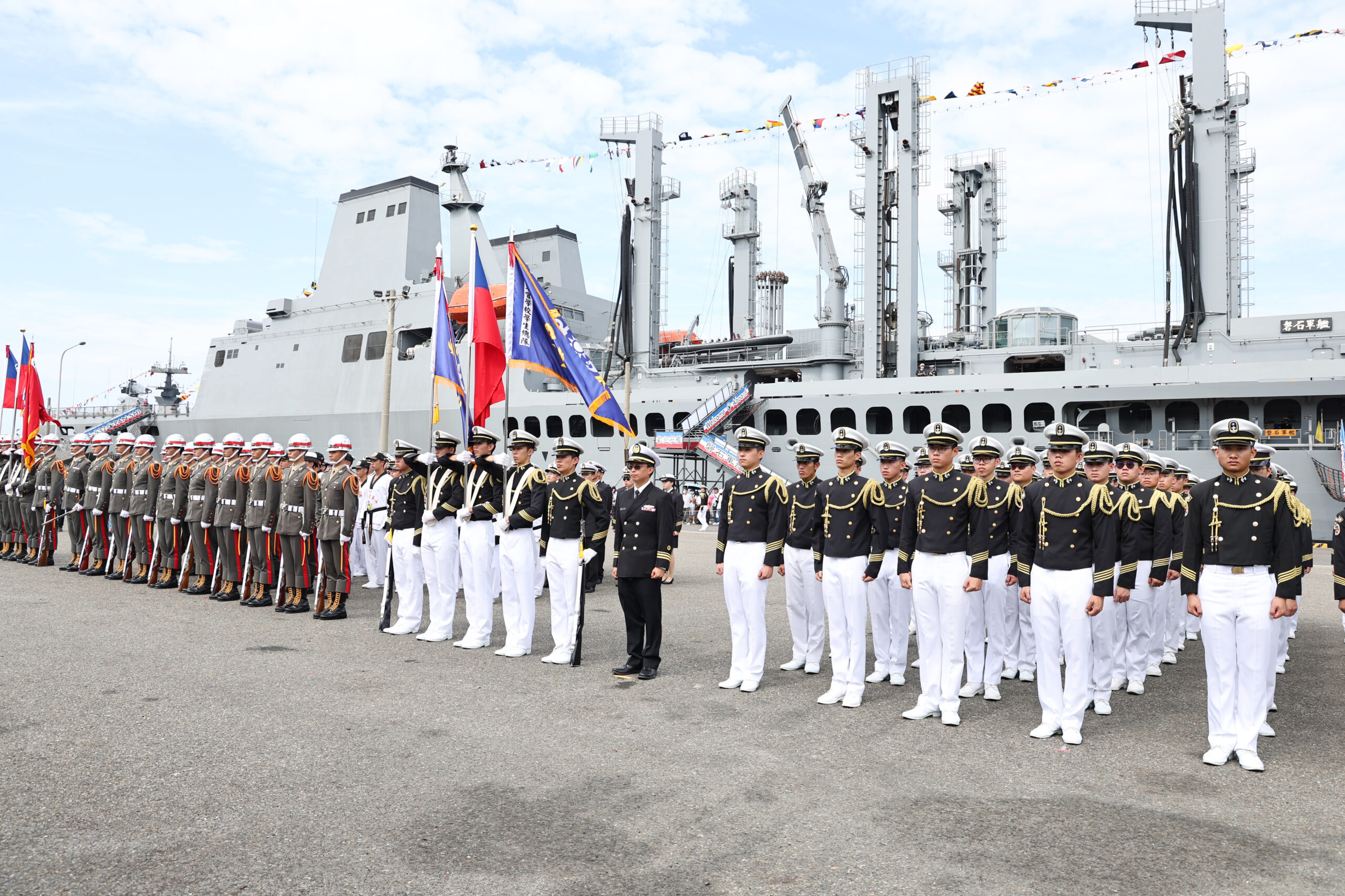 海軍敦睦艦隊今抵安平商港 黃偉哲贈加菜金感謝保家衛國