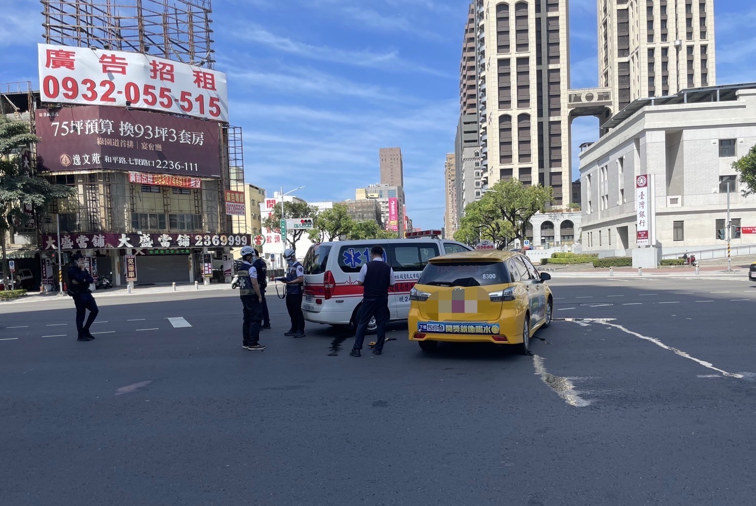 民族二路上救護車與營小客車交通事故