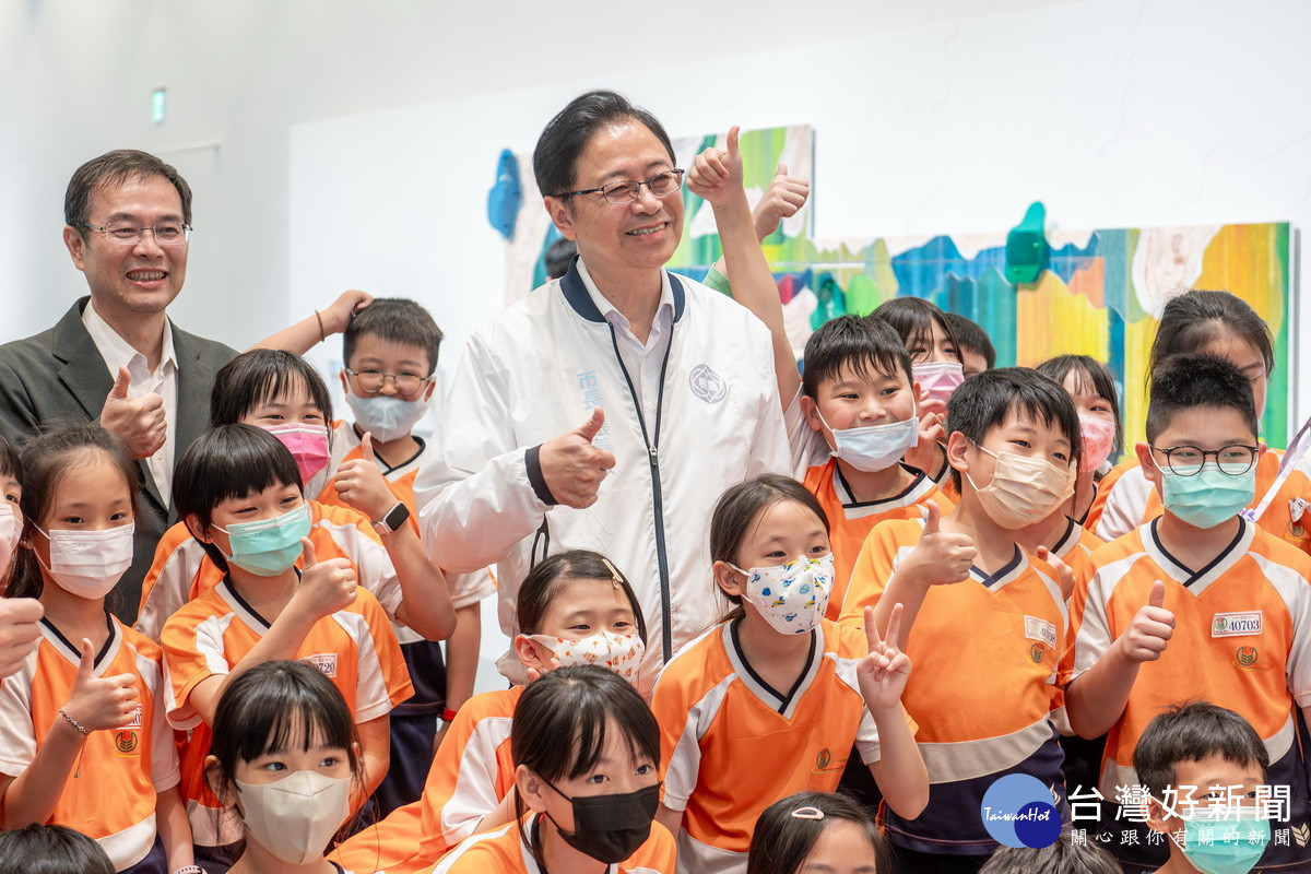 桃園市長張善政視察桃園市兒童美術館,與小朋友們合影。