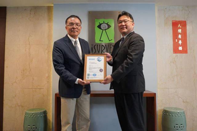 (左起)東方線上集團執行長蔡鴻賢與安侯企業管理股份有限公司執行副總邱述琛.jpg