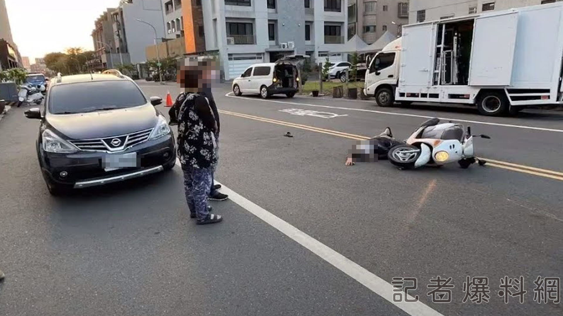 ▲恍神?台南騎士閃行人遭後車追撞慘摔(圖/翻攝自YouTube/ WoWtchout)