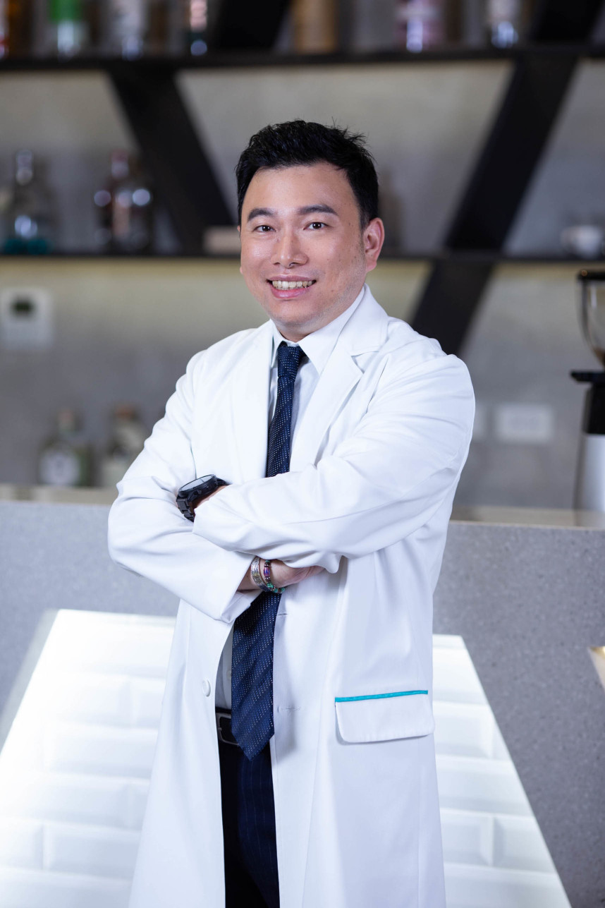 黃偉成醫師表示,近視雷射手術具備一定程度的安全性與效益,術前務必事前與醫師充分溝通,術後也應積極遵從醫囑。 黃偉成醫師表示,近視雷射手術具備一定程度的安全性與效益,術前務必事前與醫師充分溝通,術後也應積極遵從醫囑。