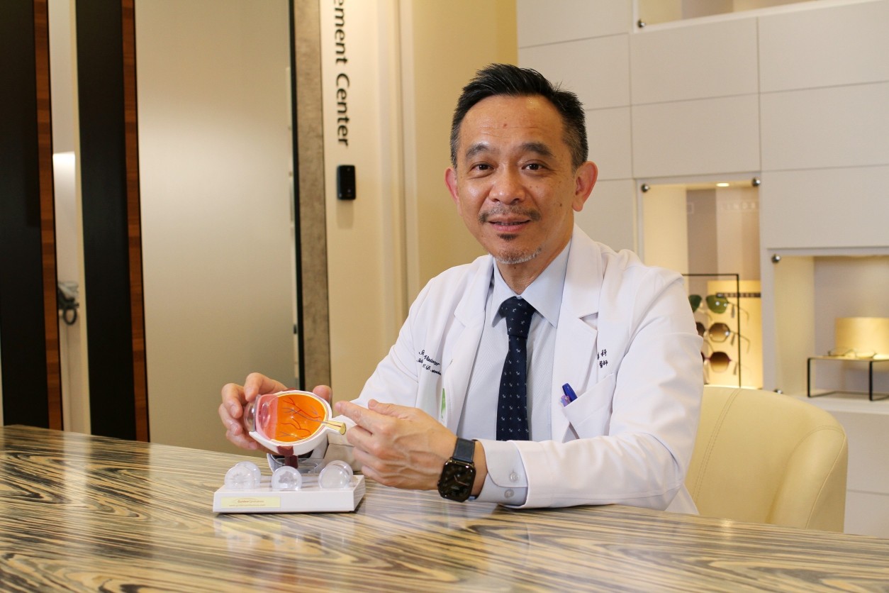 星星親子眼科院長陳宜信指出早產兒因爲發育尚未完全就出生,經常面臨早產兒視網膜病變,若沒有及時處理,可能演變為弱視或其他眼睛異常。 星星親子眼科院長陳宜信指出早產兒因爲發育尚未完全就出生,經常面臨早產兒視網膜病變,若沒有及時處理,可能演變為弱視或其他眼睛異常。
