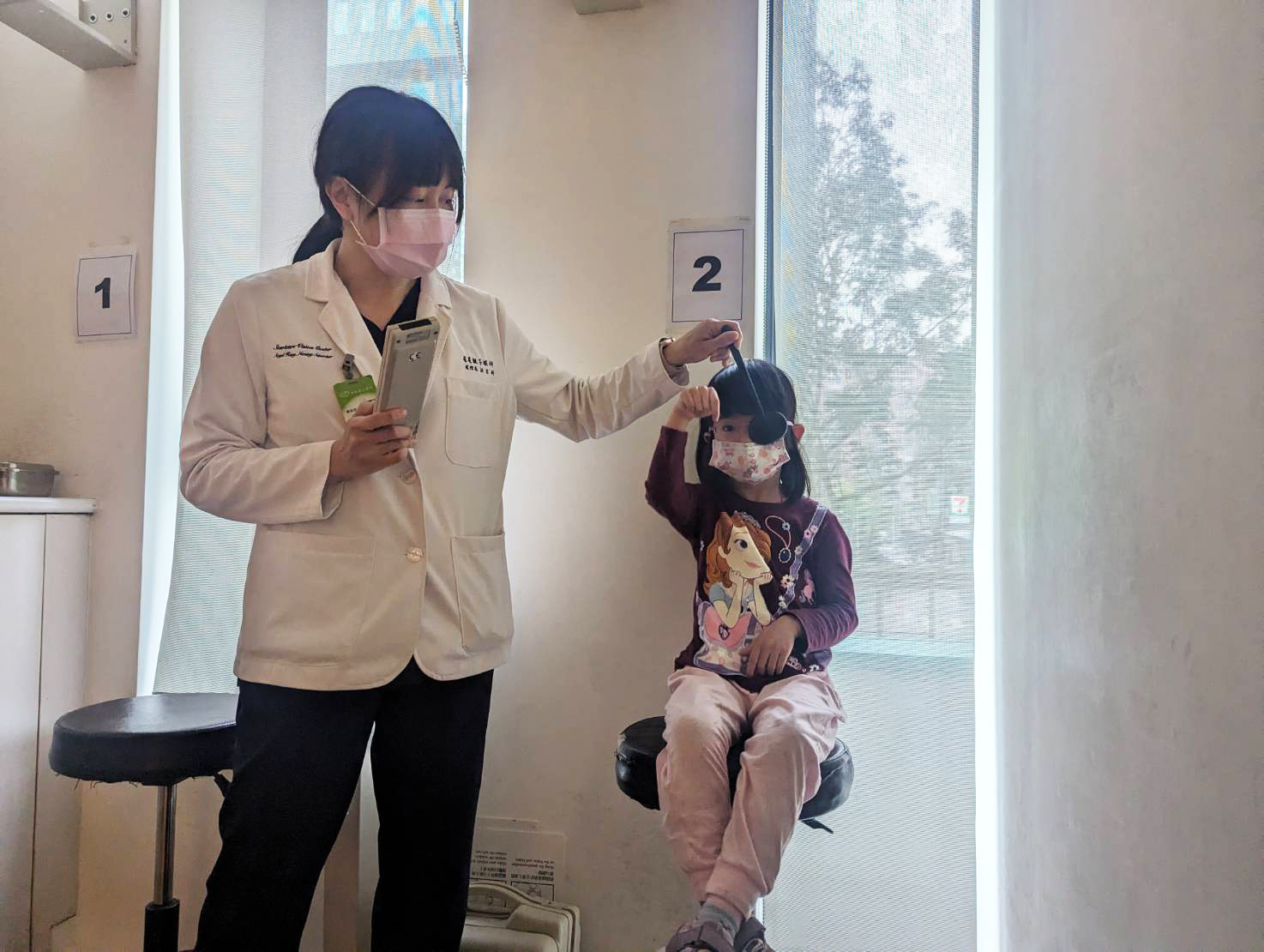 台灣幼兒園孩童弱視盛行率為5.33%,醫師提醒家長,孩子3歲時務必找眼科醫師做第一次視力檢查。 台灣幼兒園孩童弱視盛行率為5.33%,醫師提醒家長,孩子3歲時務必找眼科醫師做第一次視力檢查。