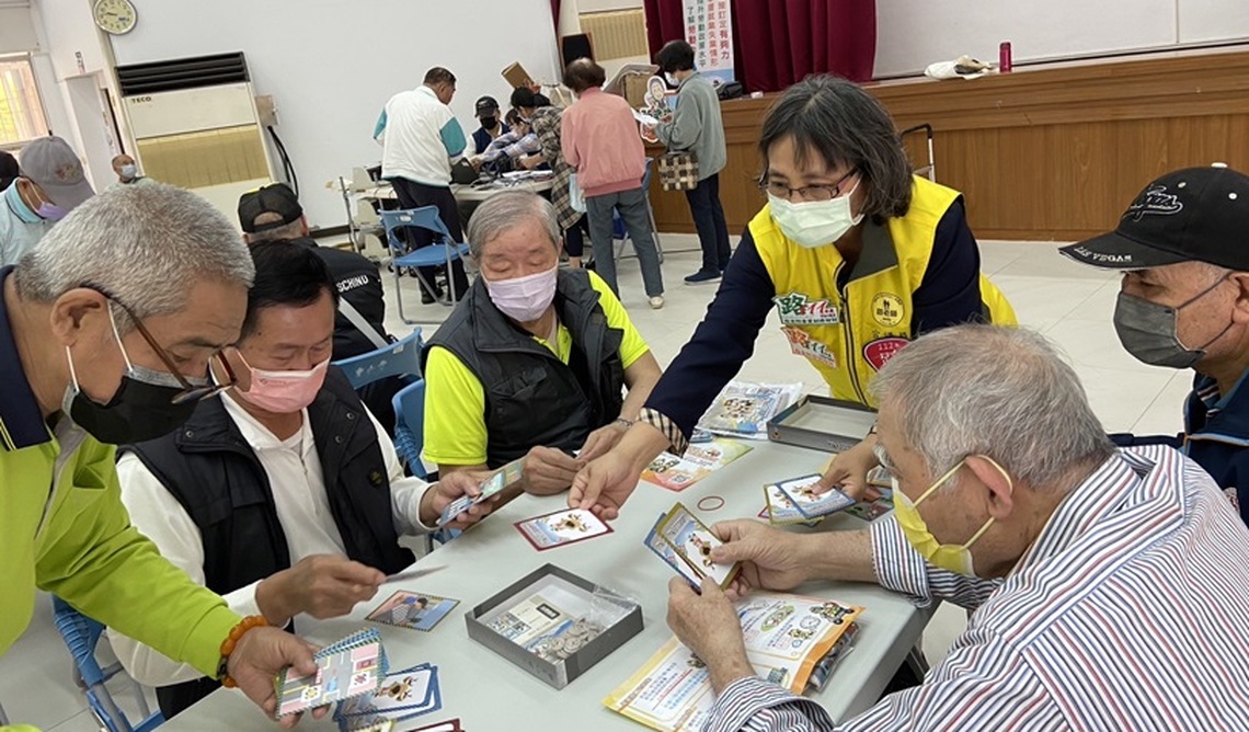 高齡換照結合路老師 體驗交安桌遊有新意