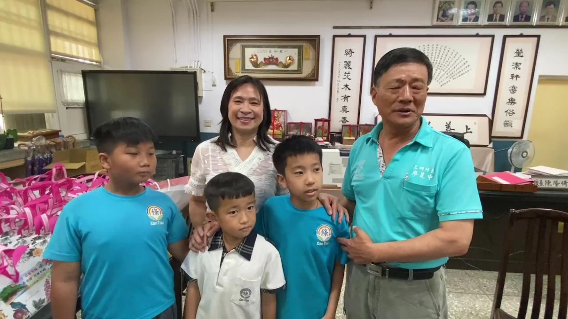 ▲溪州鄉三條國小廖彥樺、王靖堯、廖奕茗三位學童,放學後在自家附近遊玩,發現1名獨居阿嬤摔倒受困屋內,機警找人將已送困4個多時的獨居嬤送醫,成為校園風雲人物。(記者張溎壕攝)
