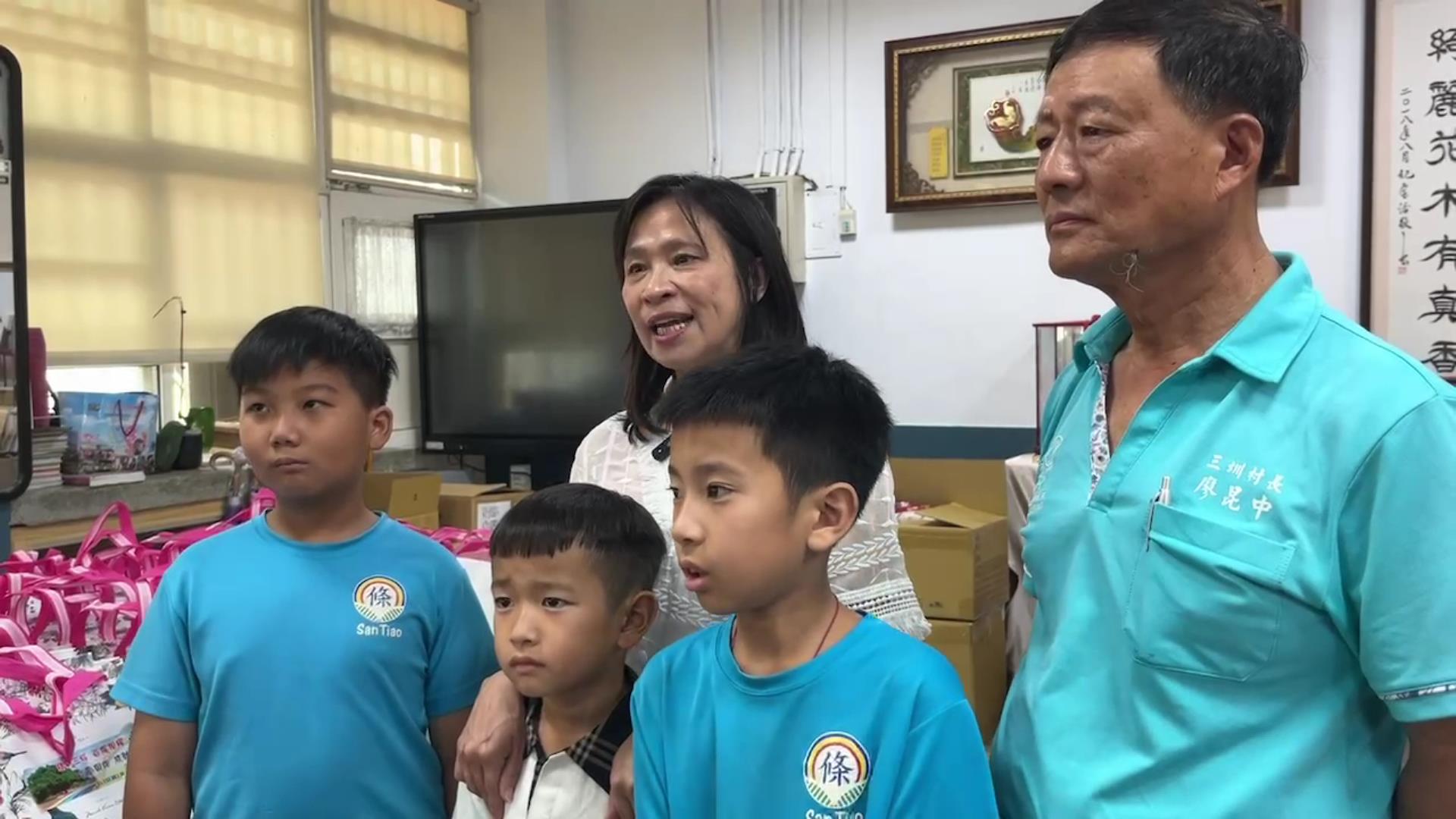 ▲溪州鄉三條國小廖彥樺、王靖堯、廖奕茗三位學童，放學後在自家附近遊玩，發現1名獨居阿嬤摔倒受困屋內，機警找人將已送困4個多時的獨居嬤送醫，成為校園風雲人物。（記者張溎壕攝）