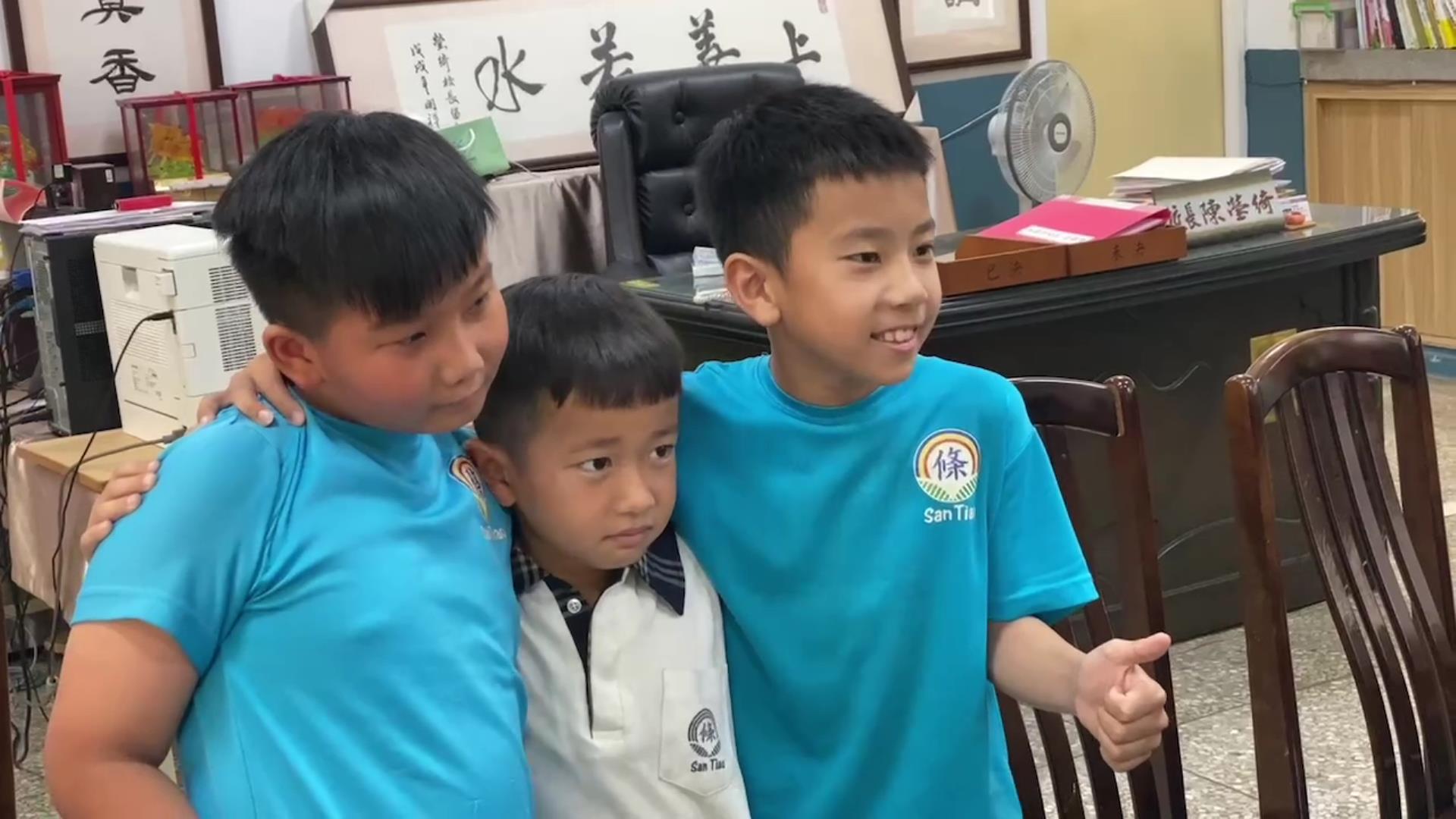 ▲溪州鄉三條國小廖彥樺、王靖堯、廖奕茗三位學童，放學後在自家附近遊玩，發現1名獨居阿嬤摔倒受困屋內，機警找人將已送困4個多時的獨居嬤送醫，成為校園風雲人物。（記者張溎壕攝）