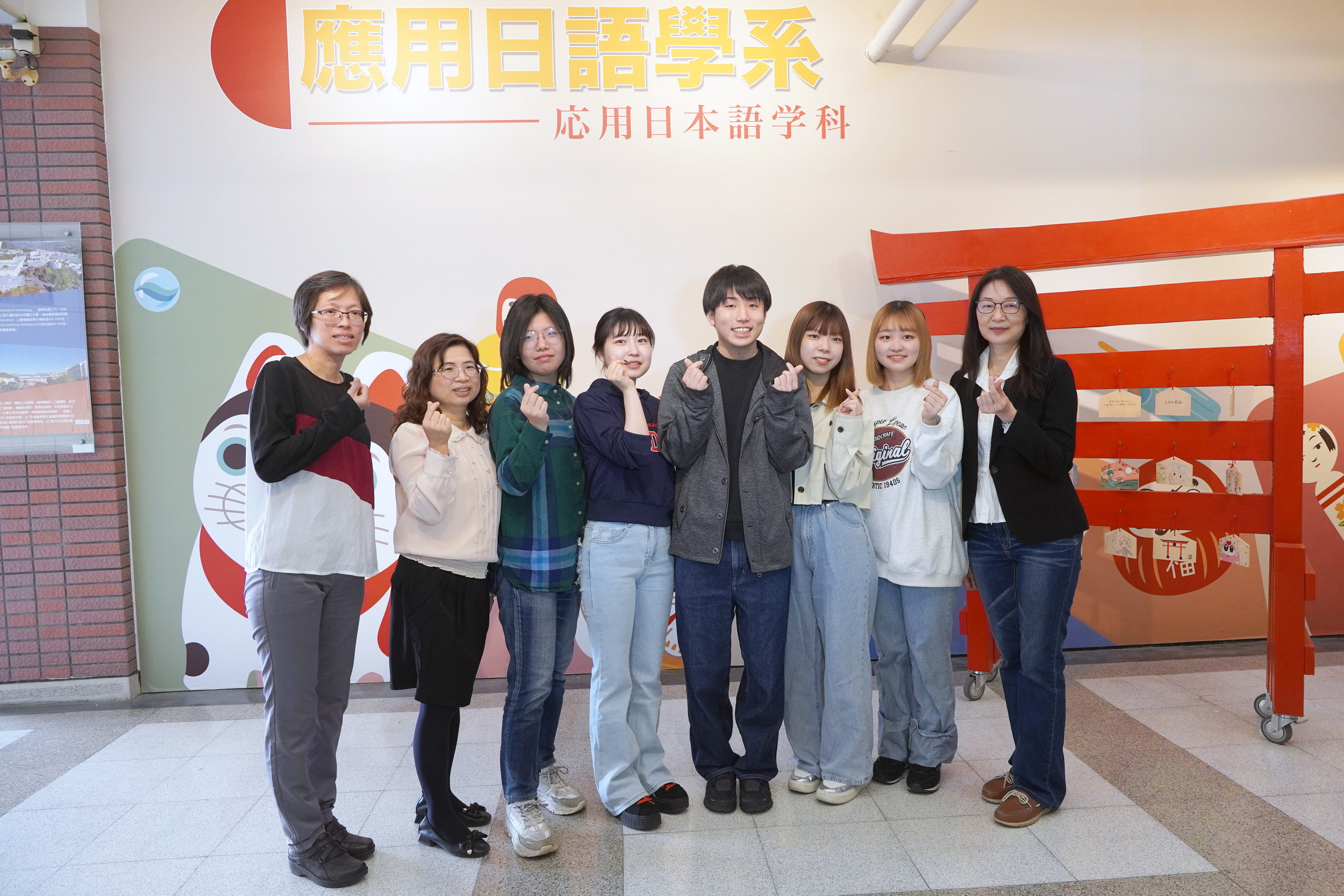 ▲大葉大學應日系師長歡迎日本姊妹校宮崎大學學生。(記者張溎壕攝)