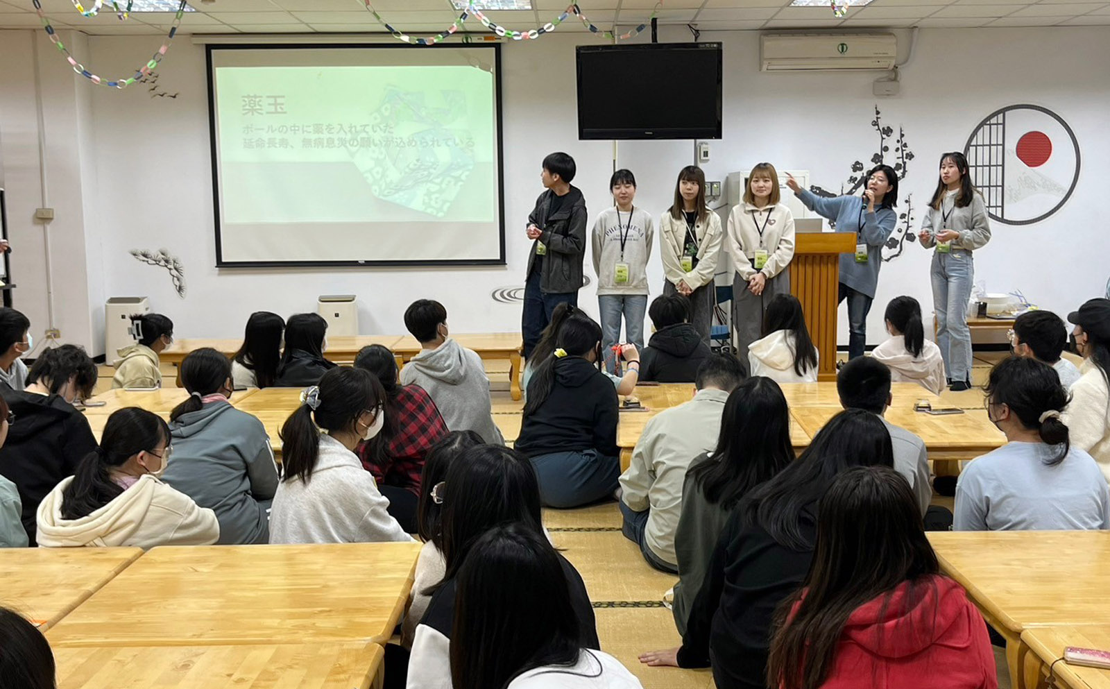 ▲日本宮崎大學學生向台灣高中生介紹摺紙。（記者張溎壕攝）