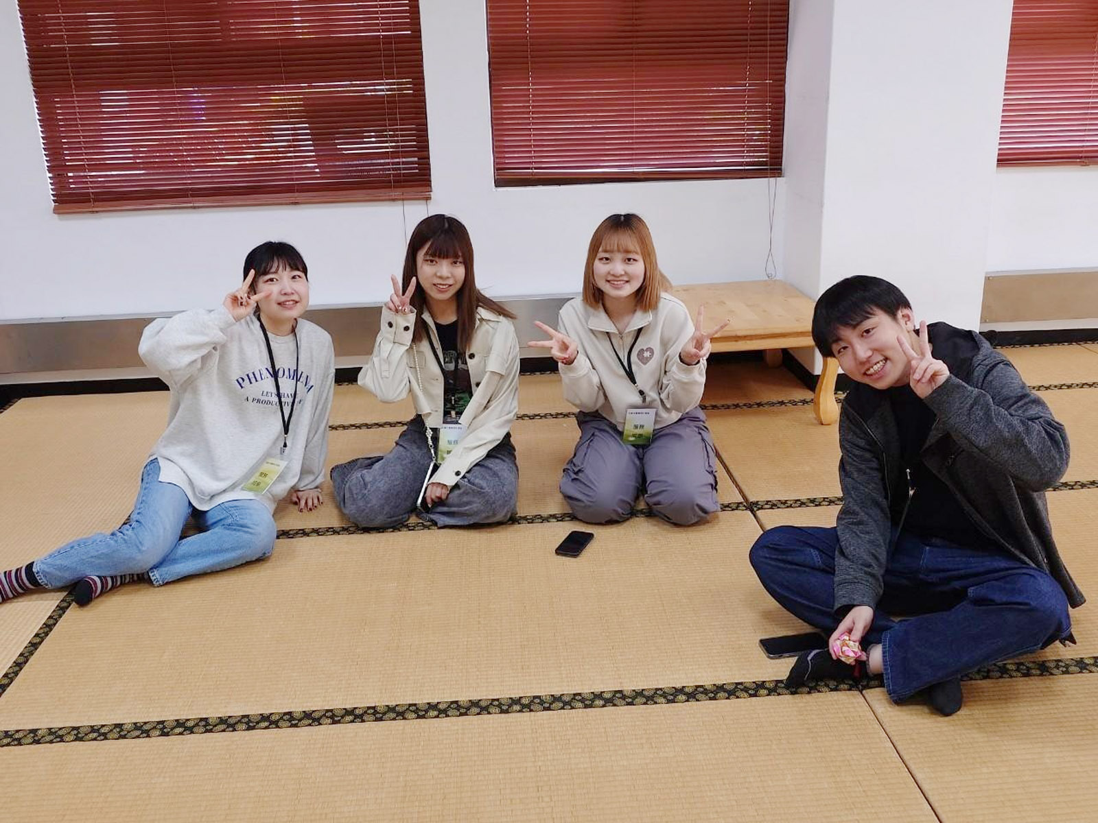 ▲日本學生在大葉大學應日系榻榻米教室開心合影。（記者張溎壕攝）