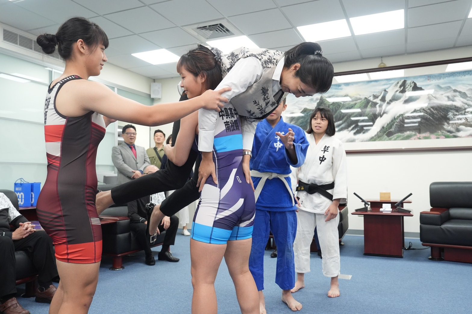 角力女國手展神力 許淑華縣長被「塔庫魯」