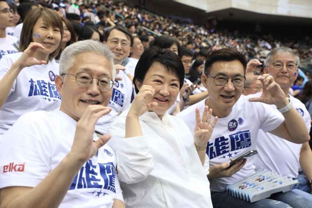 ▲ 市長盧秀燕手比代表政大的C及衛冕的4。(台中市政府提供)