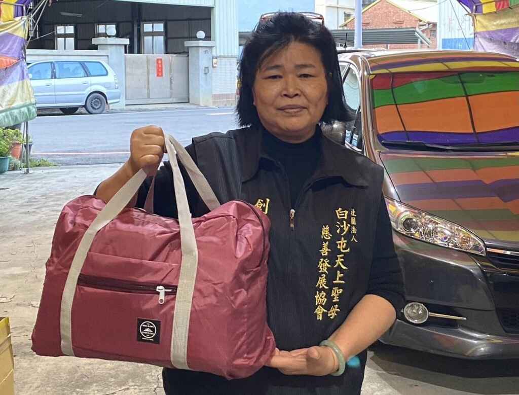 ▲白沙屯天上聖母慈善會創會理事長劉寶連說,此次的能量包共備了3000份,內有一個行李袋、兩塊麵包、兩顆茶葉蛋與一罐咖啡會或運動飲料,行李袋主要讓大家可以收到盥洗衣物。(記者林明佑翻攝)