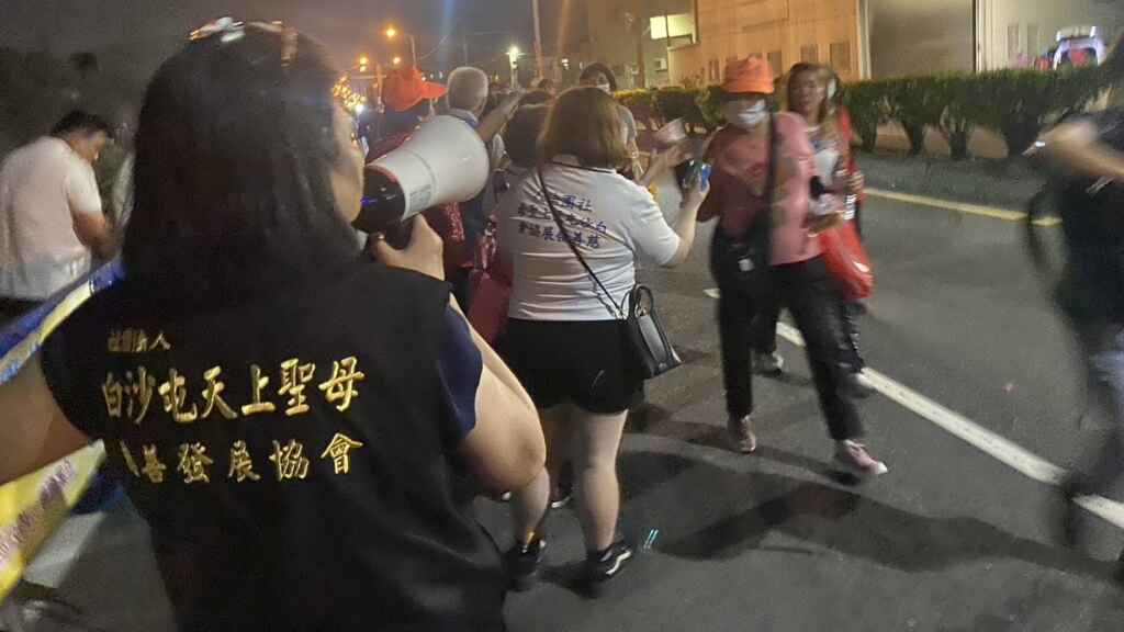 ▲白沙屯天上聖母慈善會創會理事長劉寶連提到,分享自己隨香20多年的經驗,夜間行走是非常消耗力的,因此每年都會在回程時發送宵夜,讓香燈腳們帶在路上可以食用。(記者林明佑翻攝)