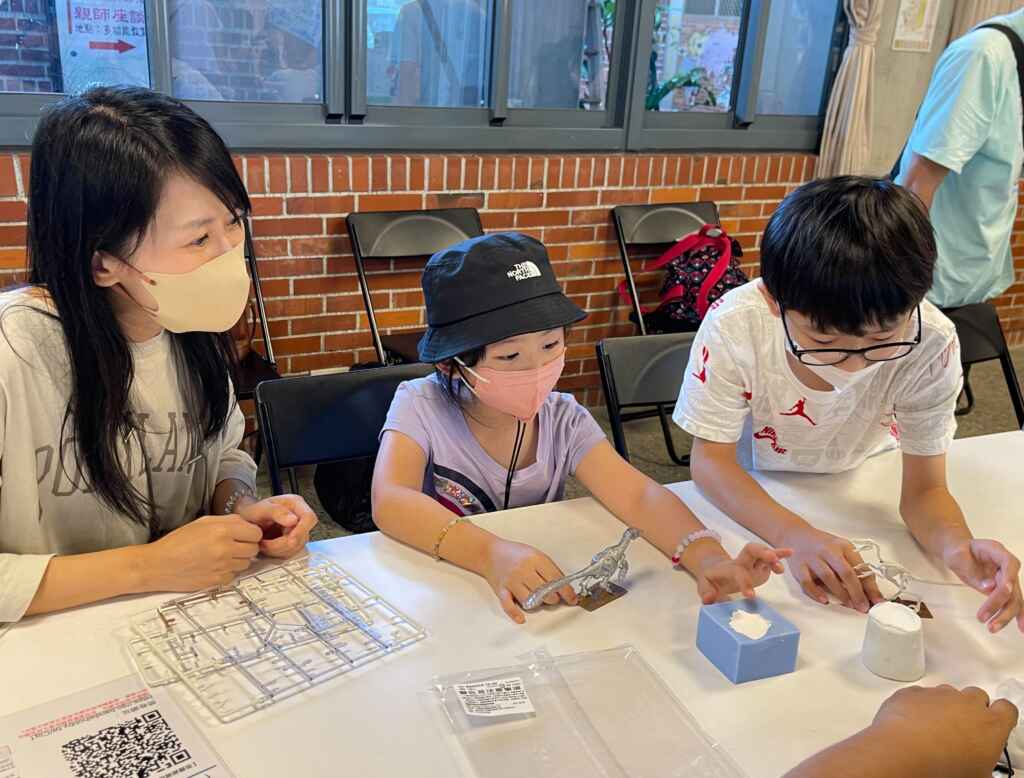 ▲萬代迅猛龍體驗模型,小朋友可以親手製作「化石複製品」與組裝「迅猛龍可動式塑像」(臺南市政府提供)